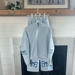 Edikted Bonnie Blue Sweatsuit Blue Wide-Leg Sweatpants w/ Bow Graphic